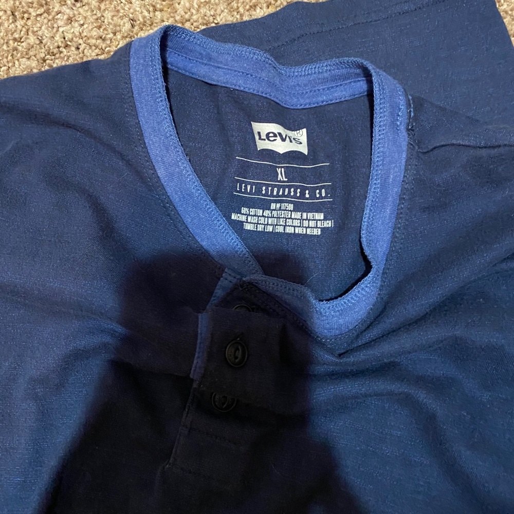 Levi’s Tee 🟢 - Picture 3 of 3